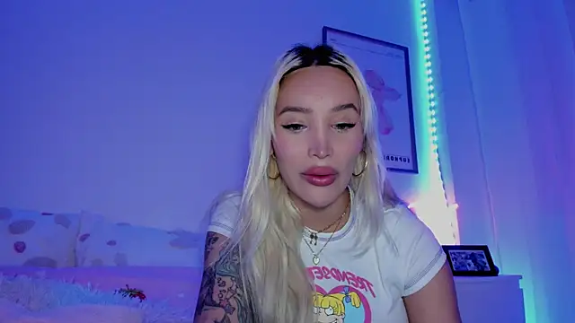 Snapshot of _viioletweekend_ chatting on March 12, 9:35 pm viioletweekend online show from March 12, 9:35 pm