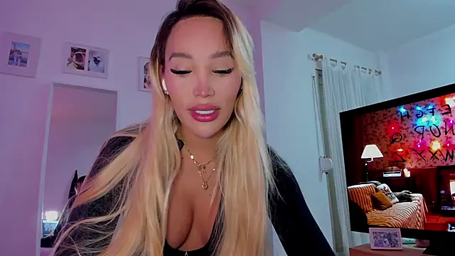 Snapshot of _viioletweekend_ chatting on December 16, 8:47 pm viioletweekend online show from December 16, 8:47 pm