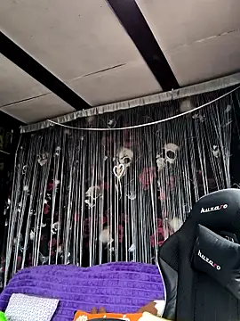 KikiXRed online show from April 21, 9:15 am