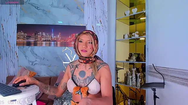 Snapshot of EmmaHills_Sex chatting on November 5, 1:22 pm EmmaHills Sex online show from November 5, 1:22 pm