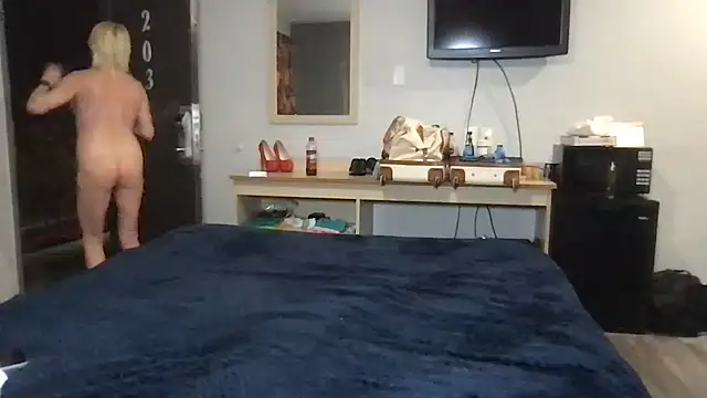 TiffaneyLove online show from March 4, 3:45 am