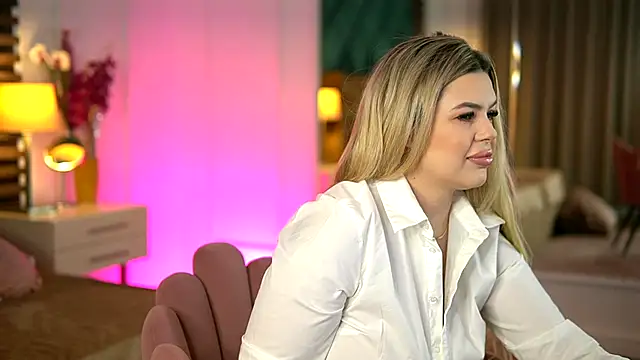 SophieBoobsX online show from November 17, 5:35 am