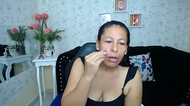 Snapshot of mature_martina chatting on February 9, 5:50 am mature martina online show from February 9, 5:50 am