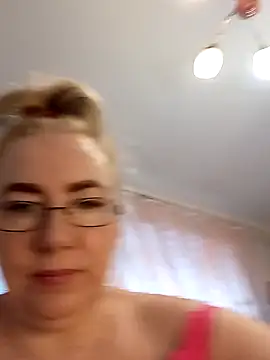 stiflers momy online show from December 5, 1:17 pm