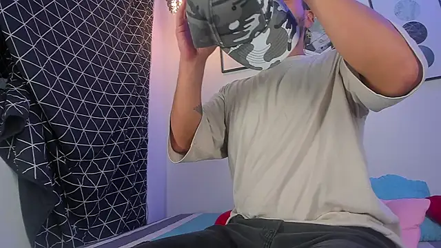 Snapshot of Juan_Castano chatting on March 16, 12:45 am Juan Castano online show from March 16, 12:45 am