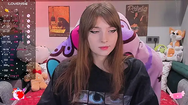 Snapshot of AliceLanley chatting on December 28, 11:52 am AliceLanley online show from December 28, 11:52 am