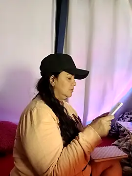 Snapshot of lucia_vonne_ chatting on April 22, 1:52 am lucia vonne online show from April 22, 1:52 am