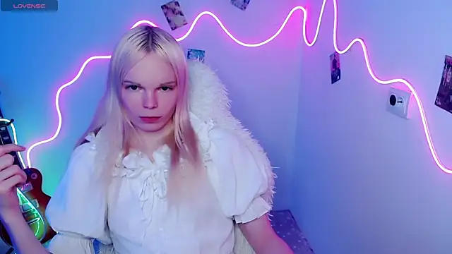 Emily Nyaffee online show from October 28, 9:28 pm