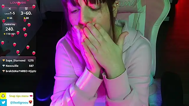 Snapshot of PetiteAngel666 chatting on January 23, 3:05 am PetiteAngel666 online show from January 23, 3:05 am