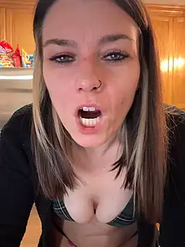 Snapshot of LadyLena1 chatting on December 18, 12:21 am LadyLena1 online show from December 18, 12:21 am