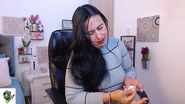 amalia brunette online show from January 4, 11:27 pm