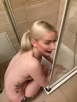 Snapshot of Ella_Charm chatting on February 11, 12:59 am Ella Charm online show from February 11, 12:59 am