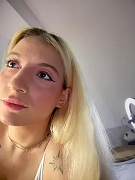 Snapshot of Ella_Charm chatting on October 16, 4:08 pm Ella Charm online show from October 16, 4:08 pm