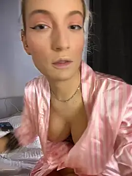 Snapshot of Ella_Charm chatting on October 22, 4:29 pm Ella Charm online show from October 22, 4:29 pm