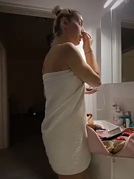 Snapshot of Ella_Charm chatting on October 24, 3:41 pm Ella Charm online show from October 24, 3:41 pm