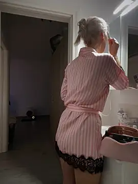 Snapshot of Ella_Charm chatting on October 31, 4:52 pm Ella Charm online show from October 31, 4:52 pm