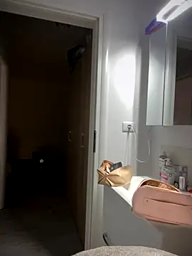 Snapshot of Ella_Charm chatting on November 2, 4:42 pm Ella Charm online show from November 2, 4:42 pm