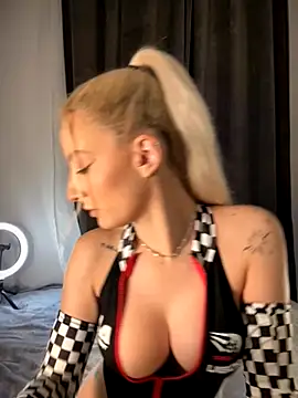 Snapshot of Ella_Charm chatting on November 21, 5:11 pm Ella Charm online show from November 21, 5:11 pm