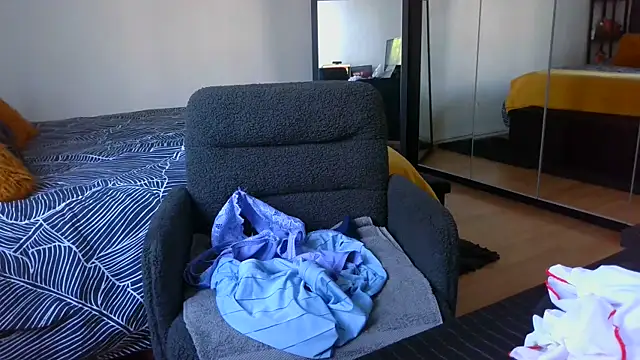 sarametisse26 online show from April 8, 6:46 am