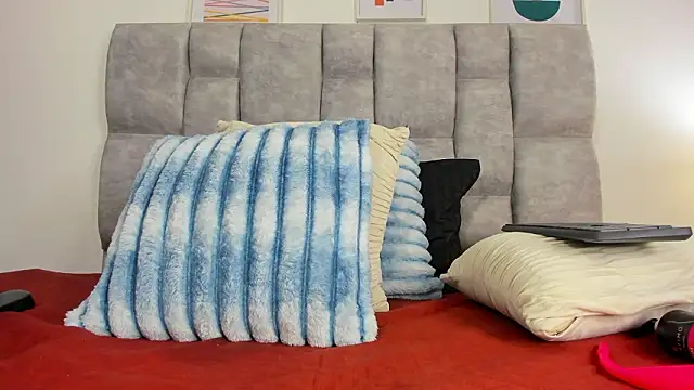 Snapshot of TiffanyFox1 chatting on February 5, 11:04 am TiffanyFox1 online show from February 5, 11:04 am