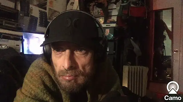 Snapshot of DownstairsSky chatting on October 28, 2:15 am DownstairsSky online show from October 28, 2:15 am