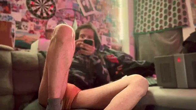 Snapshot of DownstairsSky chatting on February 1, 6:56 am DownstairsSky online show from February 1, 6:56 am