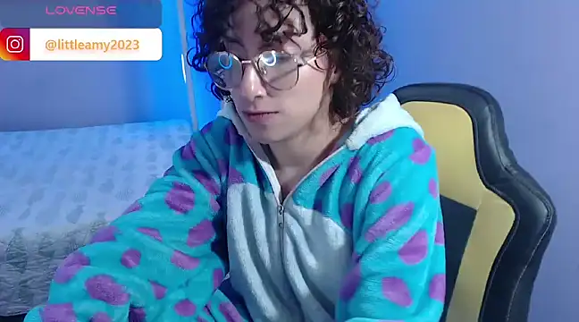 Snapshot of little__amy_ chatting on January 20, 5:59 pm little amy online show from January 20, 5:59 pm