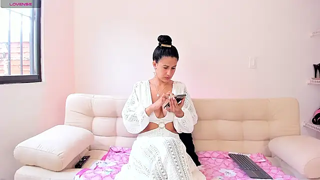 Alaia Ferrer  online show from March 2, 6:30 pm