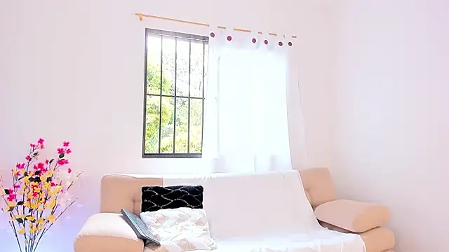 Alaia Ferrer  online show from October 12, 8:19 pm