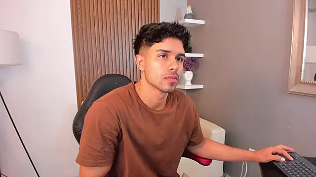 Snapshot of liam_collins21 chatting on February 20, 11:42 am liam collins21 online show from February 20, 11:42 am