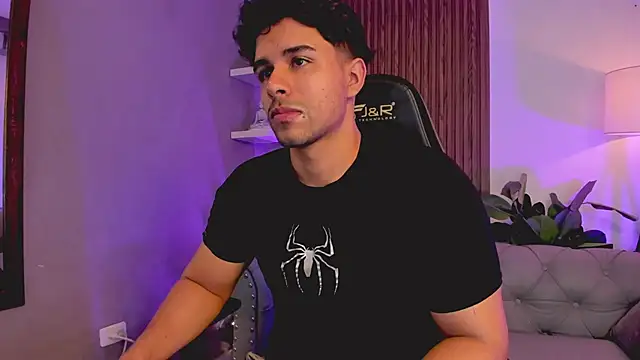 Snapshot of liam_collins21 chatting on December 16, 11:48 am liam collins21 online show from December 16, 11:48 am