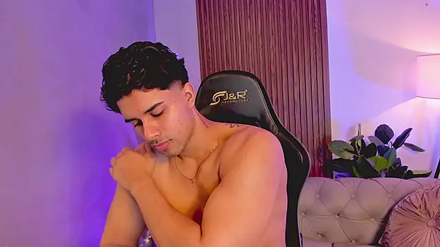 Snapshot of liam_collins21 chatting on December 19, 12:01 pm liam collins21 online show from December 19, 12:01 pm