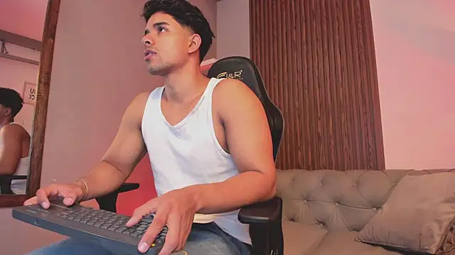 Snapshot of liam_collins21 chatting on January 17, 12:10 pm liam collins21 online show from January 17, 12:10 pm