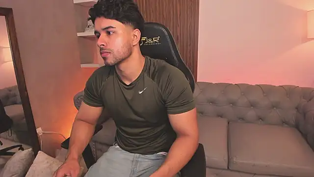 Snapshot of liam_collins21 chatting on February 17, 12:01 pm liam collins21 online show from February 17, 12:01 pm