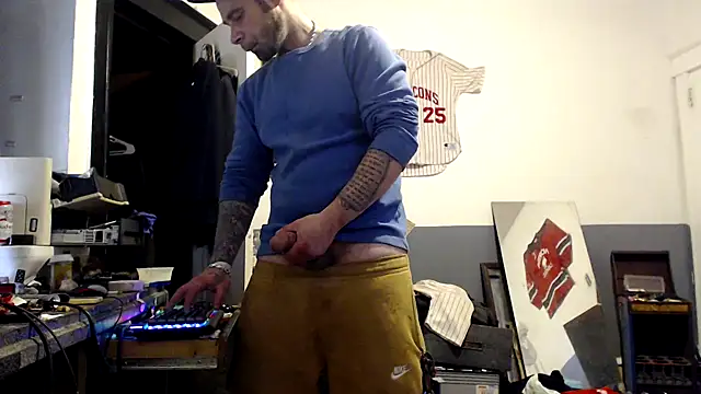 Snapshot of sledge901 chatting on January 9, 9:05 pm sledge901 online show from January 9, 9:05 pm