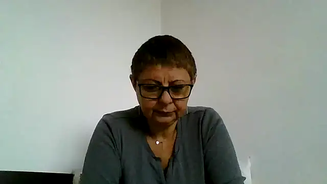 Snapshot of roseblak42 chatting on October 3, 8:33 am roseblak42 online show from October 3, 8:33 am