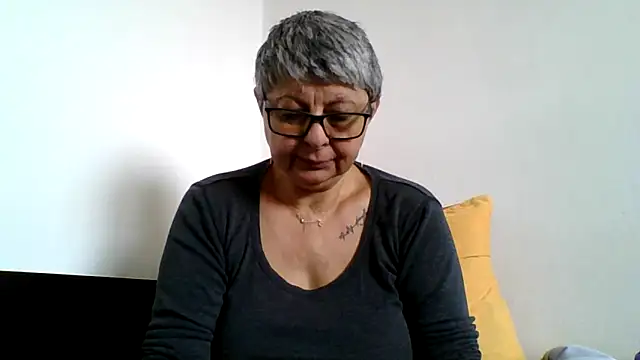 roseblak42 online show from March 15, 9:15 am