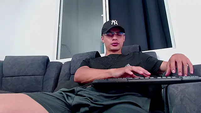 Stiven CL online show from October 2, 3:30 pm