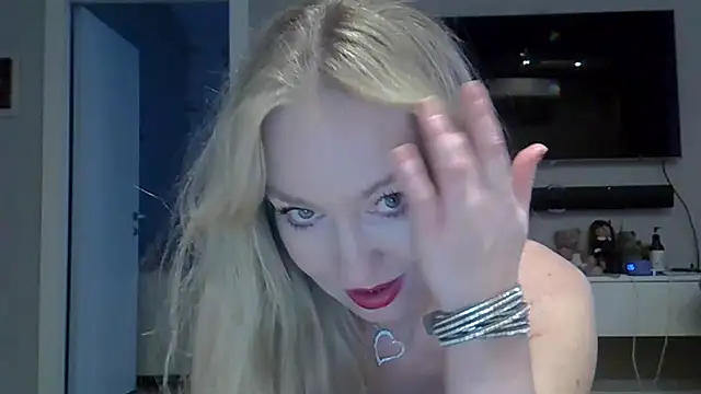 Snapshot of ZarinaSwift chatting on January 13, 4:28 am ZarinaSwift online show from January 13, 4:28 am