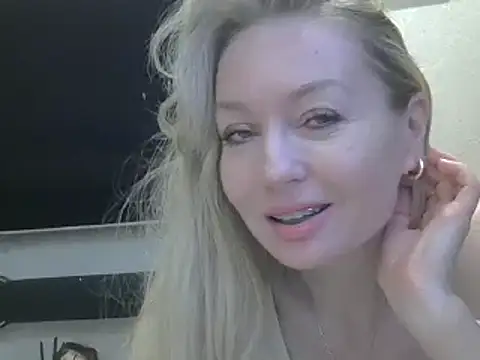 Snapshot of ZarinaSwift chatting on February 1, 4:35 am ZarinaSwift online show from February 1, 4:35 am