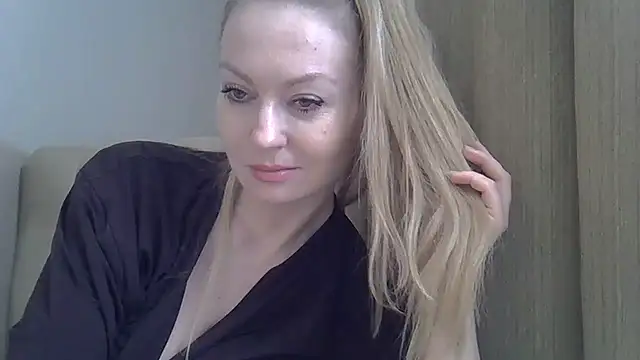 Snapshot of ZarinaSwift chatting on February 12, 8:27 am ZarinaSwift online show from February 12, 8:27 am
