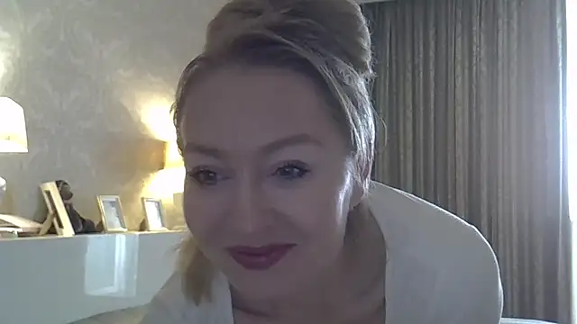Snapshot of ZarinaSwift chatting on October 14, 4:13 am ZarinaSwift online show from October 14, 4:13 am