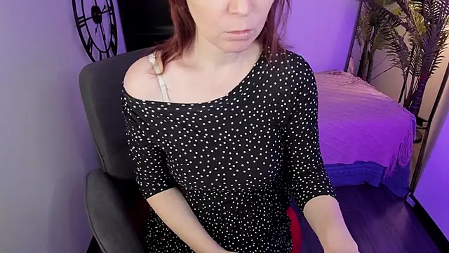 ZoeEast online show from December 20, 1:40 pm