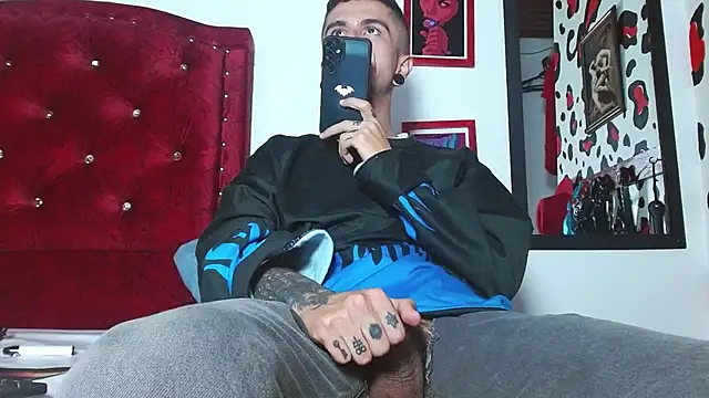 Snapshot of Aaron_BigDickxxx chatting on December 11, 11:19 am Aaron BigDickxxx online show from December 11, 11:19 am
