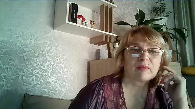 Snapshot of Aline_LoveFlowers chatting on December 4, 9:56 pm Aline LoveFlowers online show from December 4, 9:56 pm