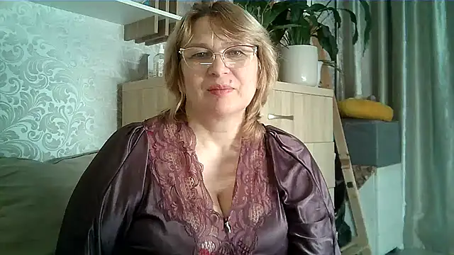 Snapshot of Aline_LoveFlowers chatting on December 13, 9:53 pm Aline LoveFlowers online show from December 13, 9:53 pm