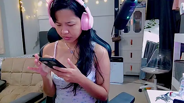 Snapshot of Kana_G chatting on February 18, 4:15 am Kana G online show from February 18, 4:15 am
