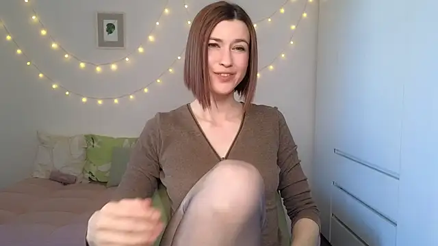Snapshot of AliciaNewell chatting on June 23, 4:32 am AliciaNewell online show from June 23, 4:32 am