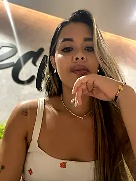 Snapshot of Emilia_Bakerr chatting on December 2, 6:43 pm Emilia Bakerr online show from December 2, 6:43 pm