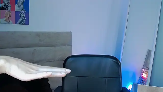 Snapshot of AllieEvans chatting on February 21, 10:04 pm AllieEvans online show from February 21, 10:04 pm